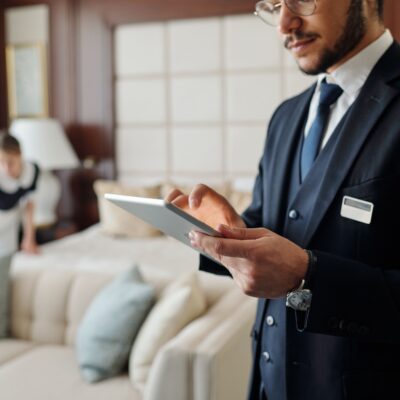 ホテル運営を「自社運営」から「外部委託」へ切り替える判断基準とは？
